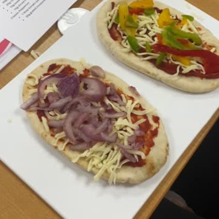 Healthy pitta pizzas with vegetables on top